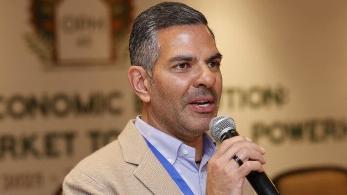 شاهد .. رحيل ملياردير عن عمر 53 عامًا بعد ابتلاعه نحلة.. وهذه تفاصيل الحادثة المأساوية