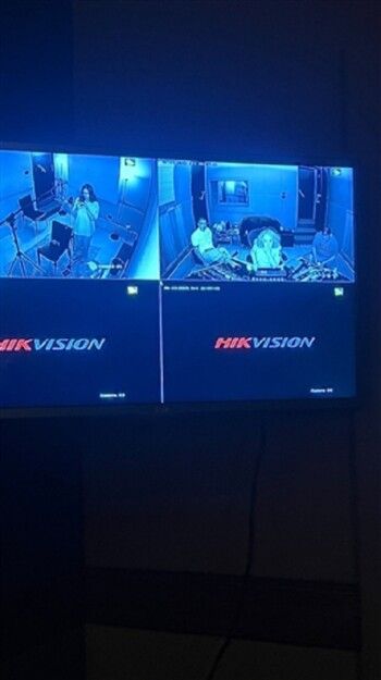 شاهد .. جنا عمرو دياب تشعل التكهنات بصورة من الأستوديو.. هل كان والدها معها؟