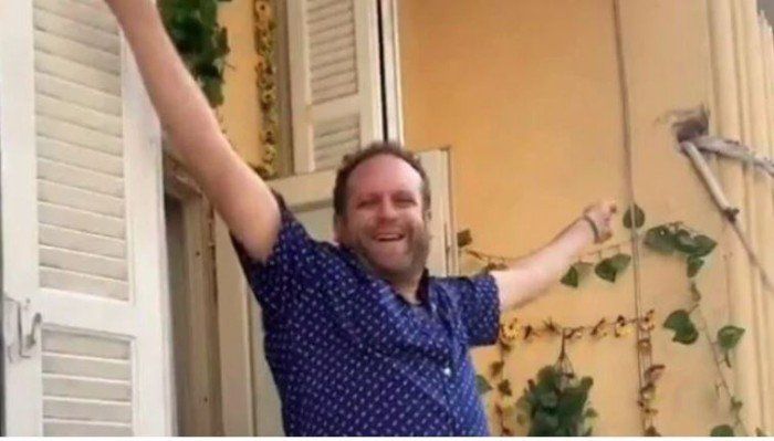 رقصة انتصار.. ممثل أمريكي يحتفل بالضربات الإيرانية على إسرائيل ( فيديو )