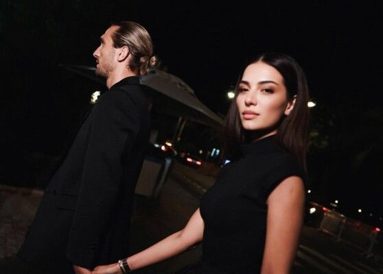 شاهد .. أول ظهور واضح لإبن ملكة جمال تركيا السابقة.. فمن يشبه؟