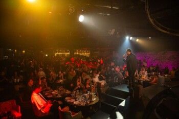 شاهد .. عاصي الحلاني يشعل المسرح في البحرين.. بأغنياته القديمة والجديدة