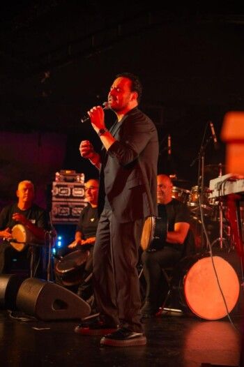 شاهد .. عاصي الحلاني يشعل المسرح في البحرين.. بأغنياته القديمة والجديدة