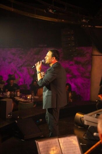 شاهد .. عاصي الحلاني يشعل المسرح في البحرين.. بأغنياته القديمة والجديدة