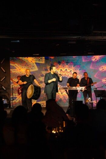 شاهد .. عاصي الحلاني يشعل المسرح في البحرين.. بأغنياته القديمة والجديدة