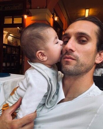 شاهد .. أول ظهور واضح لإبن ملكة جمال تركيا السابقة.. فمن يشبه؟