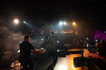 شاهد .. عاصي الحلاني يشعل المسرح في البحرين.. بأغنياته القديمة والجديدة