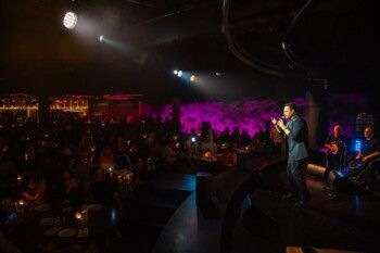 شاهد .. عاصي الحلاني يشعل المسرح في البحرين.. بأغنياته القديمة والجديدة