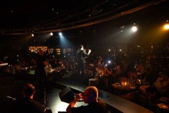 شاهد .. عاصي الحلاني يشعل المسرح في البحرين.. بأغنياته القديمة والجديدة