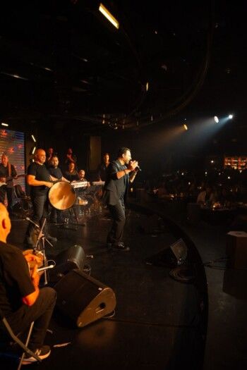 شاهد .. عاصي الحلاني يشعل المسرح في البحرين.. بأغنياته القديمة والجديدة