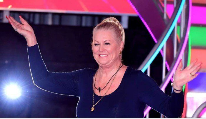 وفاة نجمة التليفزيون البريطانية كيم وودبيرن عن 83 عامًا