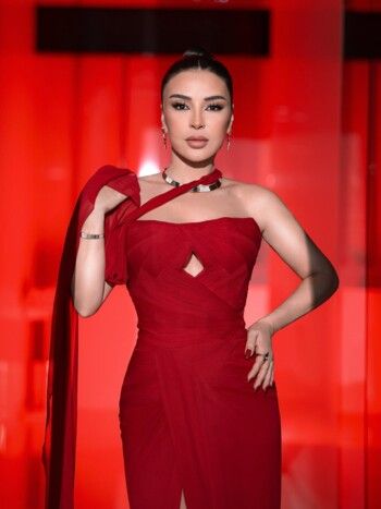 شاهد .. ماغي بو غصن تضج أنوثة وجمال بفستانها الاحمر الخيالي