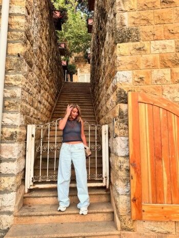 شاهد .. نور علي تستمتع بوقتها في مدن لبنان