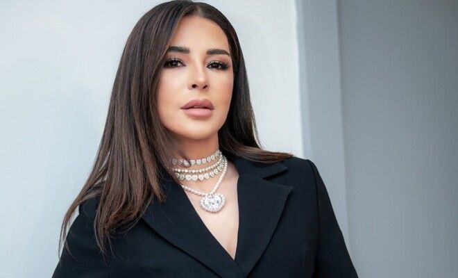 شاهد .. ماغي بو غصن تضج أنوثة وجمال بفستانها الاحمر الخيالي