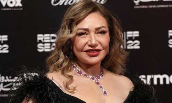 شاهد .. ليلى علوي تستمتع بعطلتها الصيفية.. والمكان الذي إختارته بارد!