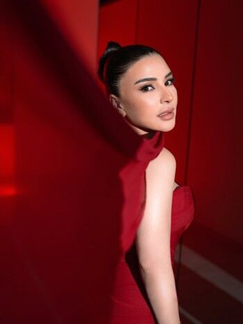 شاهد .. ماغي بو غصن تضج أنوثة وجمال بفستانها الاحمر الخيالي