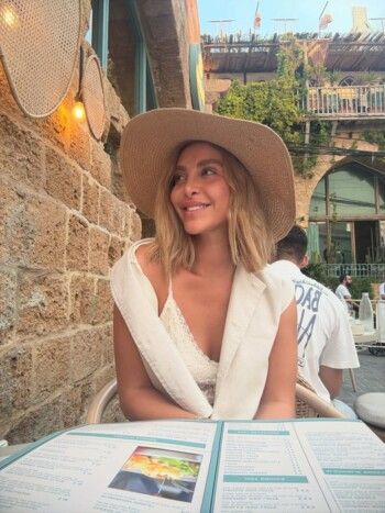 شاهد .. نور علي تستمتع بوقتها في مدن لبنان