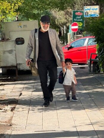 شاهد .. حفيد أيمن زيدان يخطف القلوب بوسامته ولطافته برفقة جده