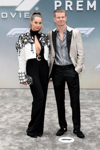 شاهد .. في العرض الأول لفيلم "F1"... السائقون وشريكاتهم ينطلقون بالموضة على المسار السريع