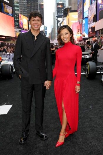 شاهد .. في العرض الأول لفيلم "F1"... السائقون وشريكاتهم ينطلقون بالموضة على المسار السريع