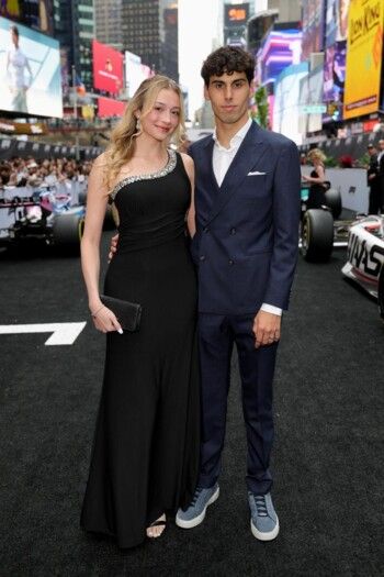 شاهد .. في العرض الأول لفيلم "F1"... السائقون وشريكاتهم ينطلقون بالموضة على المسار السريع