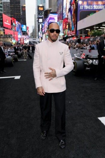 شاهد .. في العرض الأول لفيلم "F1"... السائقون وشريكاتهم ينطلقون بالموضة على المسار السريع