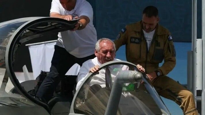 شاهد .. علق في طائرة مقاتلة.. رئيس الوزراء الفرنسي بموقف لا يُحسد علسه