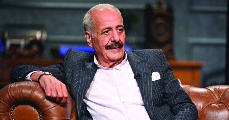 شاهد .. حفيد أيمن زيدان يخطف القلوب بوسامته ولطافته برفقة جده