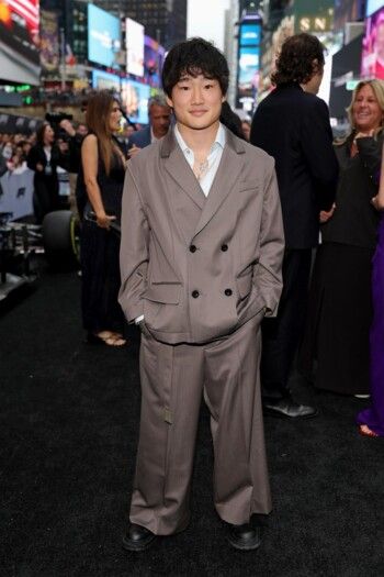 شاهد .. في العرض الأول لفيلم "F1"... السائقون وشريكاتهم ينطلقون بالموضة على المسار السريع