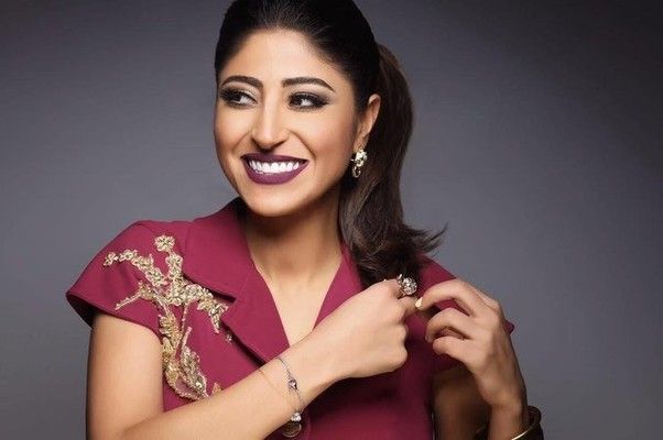 شاهد .. تضامن واسع مع شجون الهاجري بعد نشر صورتها مكبّلة أثناء توقيفها