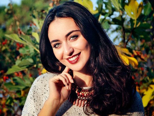 شاهد .. "النسخة 3.3"... فايا يونان تحتفل بعيدها وهذه رسالتها