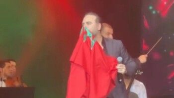 شاهد .. وائل جسار يحدث ضجة بتقبيل هذا العلم في مهرجان موازين