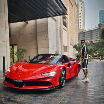 شاهد .. محمد سامي يستعرض سيارته الـ Ferrari في شوارع دبي.. سعرها فاق الخيال