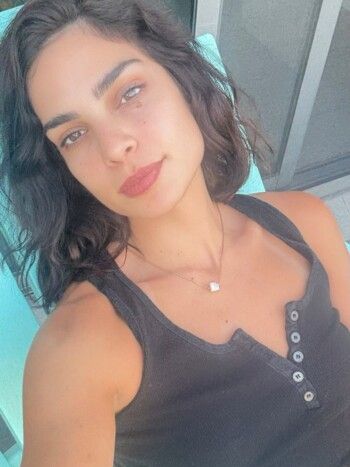 شاهد .. ريتا حايك تستمتع بوقتها بملابس السباحة قبل هذا الحدث المهم!!