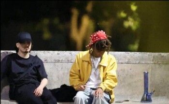 شاهد .. صورة في حديقة تشعل الشائعات حول ابن نجم عالمي مشهور