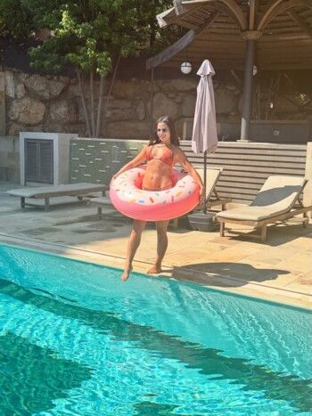 شاهد .. ريتا حايك تستمتع بوقتها بملابس السباحة قبل هذا الحدث المهم!!