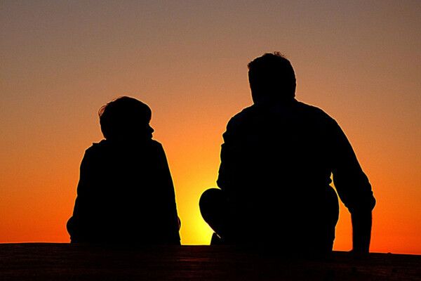 شاهد .. صورة في حديقة تشعل الشائعات حول ابن نجم عالمي مشهور