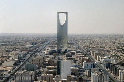 في مشهد نادر بالرياض.. تفاصيل اختفاء الزحام على طريق الملك فهد وحركة مرورية سلسة بشكل مفاجئ