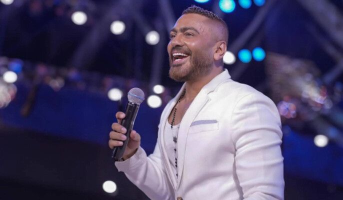 شاهد .. تامر حسني يحدث تفاعلا واسعا بمقطع فيديو مع بطلة كليبه الأخير