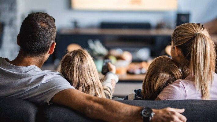 شاهد .. ممثل كوميدي تخرج من هارفارد ويملك ثروة بالملايين