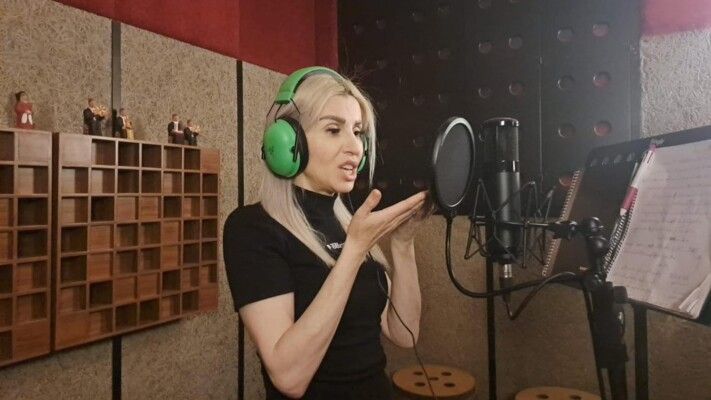 شاهد .. أنطوانيت صعيب تخلد ذكرى شقيقها طوني بأغنية "بغيابك يا خيي"