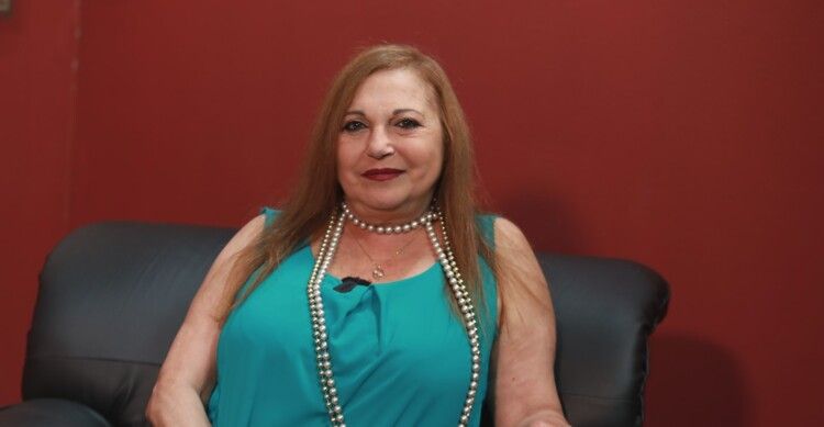 شاهد .. سمارة نهرا: انا إمراة لا يمكن العيش معها.. لدي أصدقاء مثليين ولم أر أختي الا مرة واحدة في حياتي