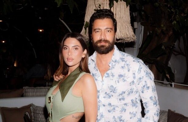 شاهد .. من دون ماكياح وحافية القدمين.. إطلالة عصرية صيفية بإمتياز للين برنجكجي