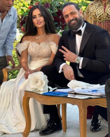 شاهد .. زينة عروس بفستان الزفاف.. فما القصة؟