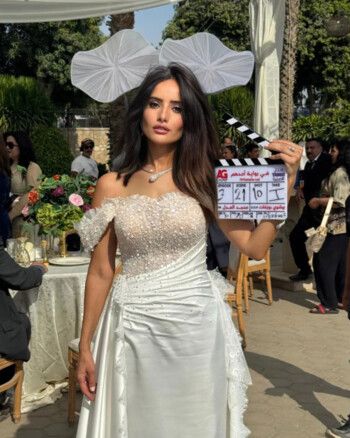 شاهد .. زينة عروس بفستان الزفاف.. فما القصة؟