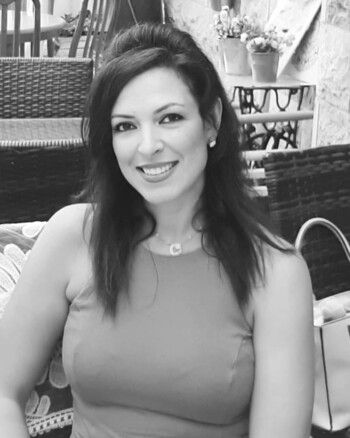 شاهد .. 20 عاماً على زواجهما.. يوسف حداد يحتفل مع زوجته شبيهة نادين نسيب نجيم