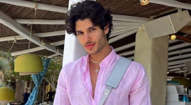 شاهد .. لؤي علامة يستمتع بأجواء الصيف .. وإطلالة شبابية تخطف الأنظار