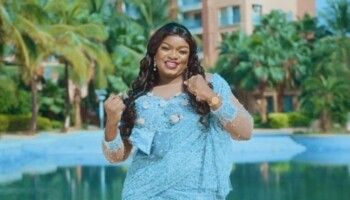 شاهد .. ضد التوقعات .. فنانة عالمية تختار العودة إلى المقاعد الدراسية