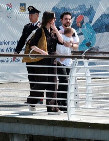 شاهد .. في أول ظهور عالمي بعد الأمومة ... الأميرة رجوة تخطف الأنظار في فينيسيا