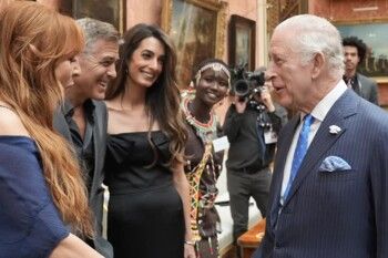 شاهد .. الإبتسامة على الوجوه خلال لقاء جورج وأمل كلوني مع الملك تشارلز الثالث