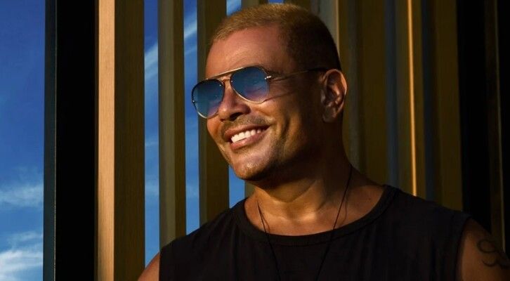 شاهد .. نجم كرة قدم عالمي يستمتع بوقته على أنغام "الليلة" لعمرو دياب!